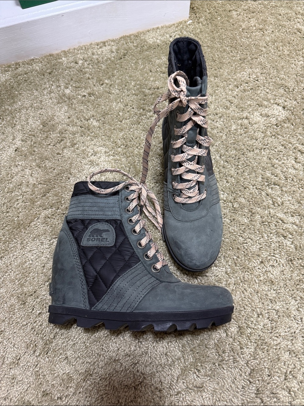 Sorel Women's Gray Quilted Wedge Heeled Boots with Pink Laces